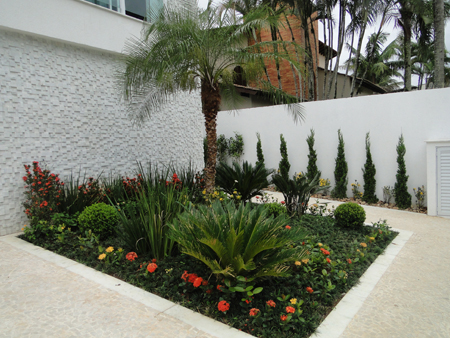 066- Jardineira na frente Casa localizada na Riviera de São Lourenço Mod.21 Bertioga -Sp